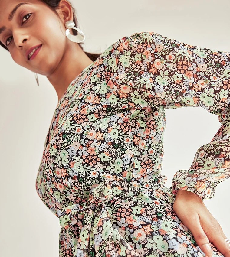 ذا ليبل لايف فستان قصير بياقة ملفوفة وطبعة زهور